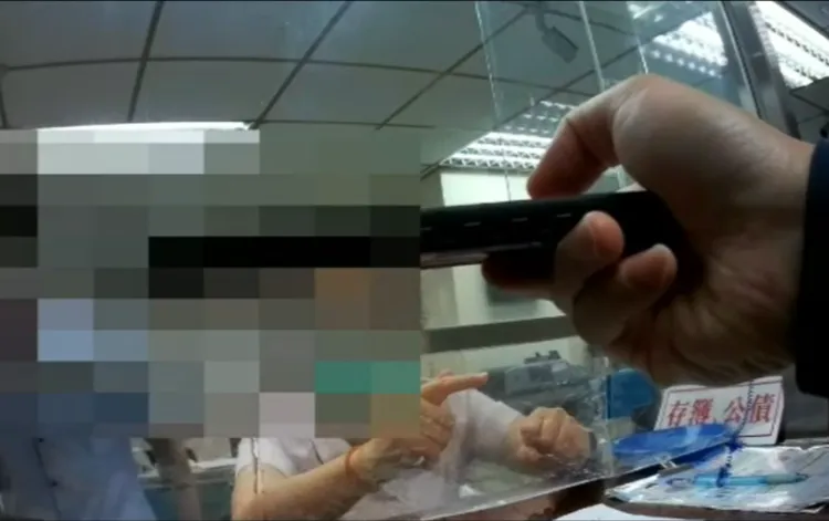 警員檢視婦人手機對話，發現德國人用簡體字對話，戳破詐騙慣用手法。讀者提供