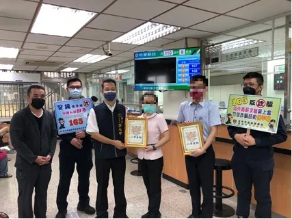 清水分局長游永中親赴銀行肯定行員機警阻詐。警方提供