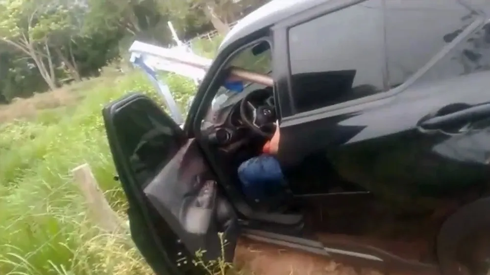 鐵棒從轎車擋風玻璃插入。翻攝自推特