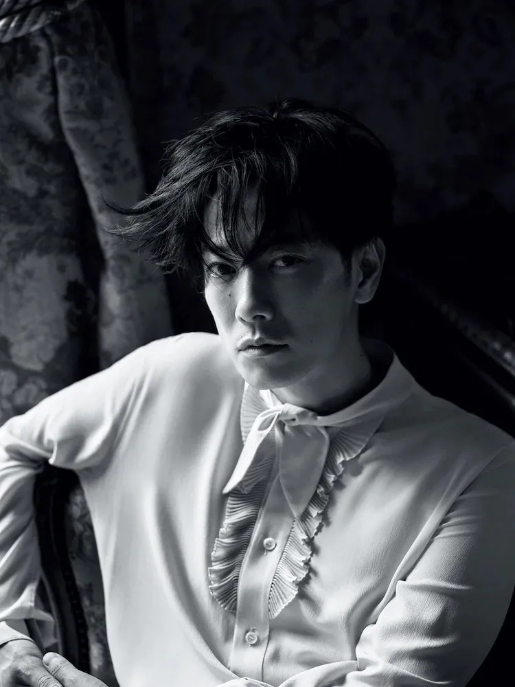 佐藤健在巴黎拍攝藝術攝影集。翻攝natalie