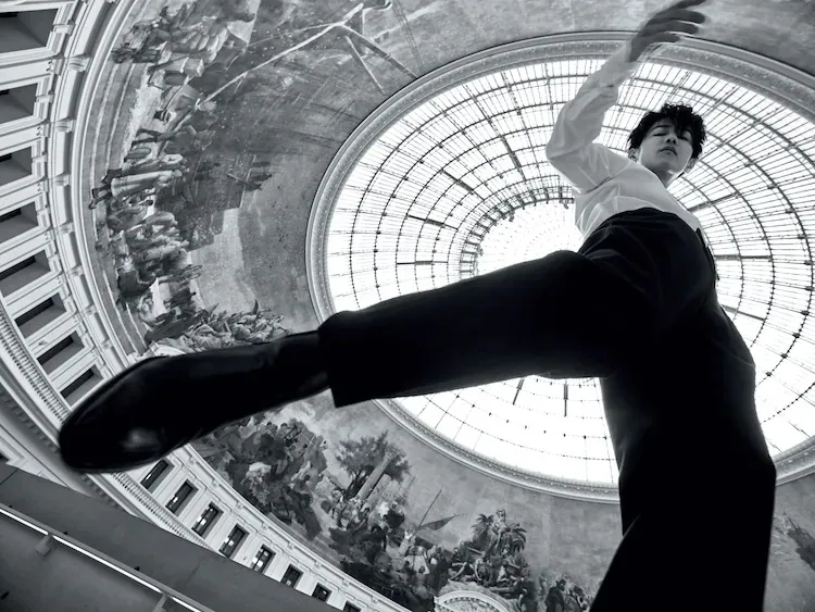 佐藤健在安藤忠雄設計改建的「巴黎證券交易所─皮諾私人美術館」拍照。翻攝natalie