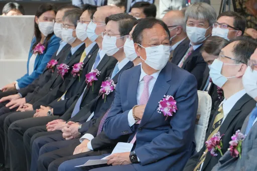 郭台銘親曝捐贈台大癌醫原因　「癌症帶走家人的痛苦，我感同身受」