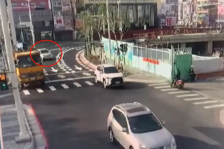 過彎切到外側車道，前方有一輛工程車。讀者提供