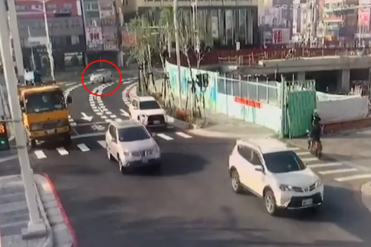 蕭男車輛開在中線車道。讀者提供