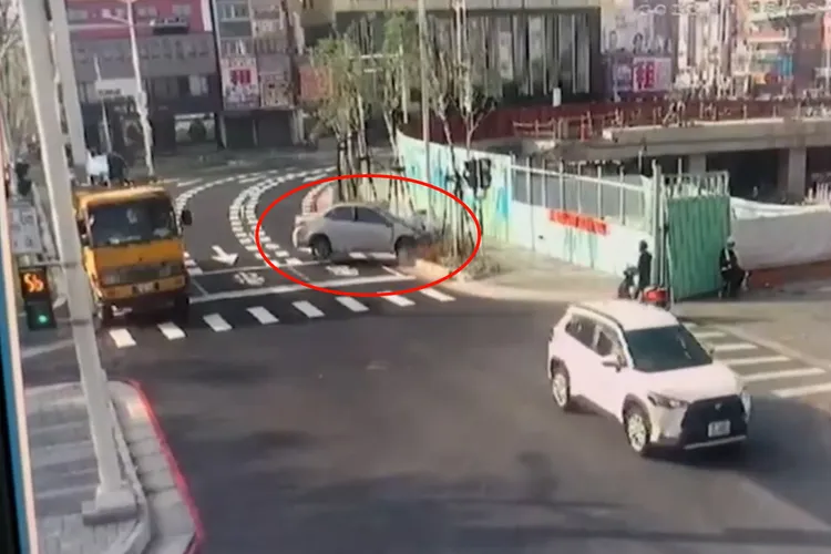 汽車撞上電線桿。讀者提供