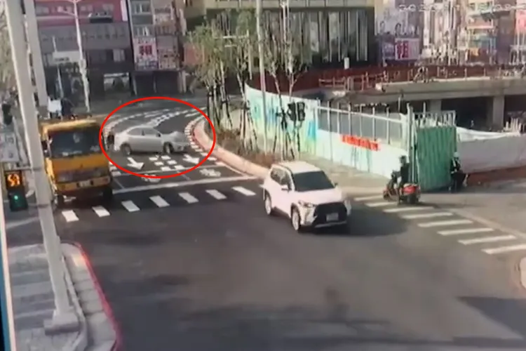 汽車猛然左拉，打橫衝向內側車道。讀者提供