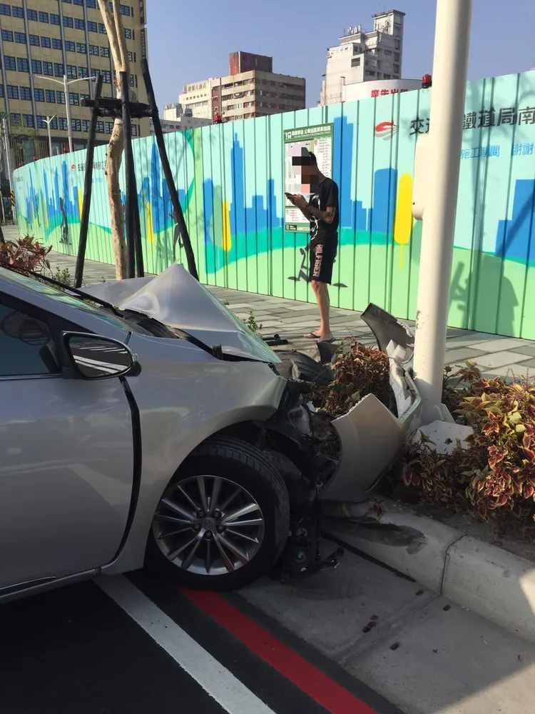 蕭男自稱煞車失靈，失控自撞電線桿。讀者提供