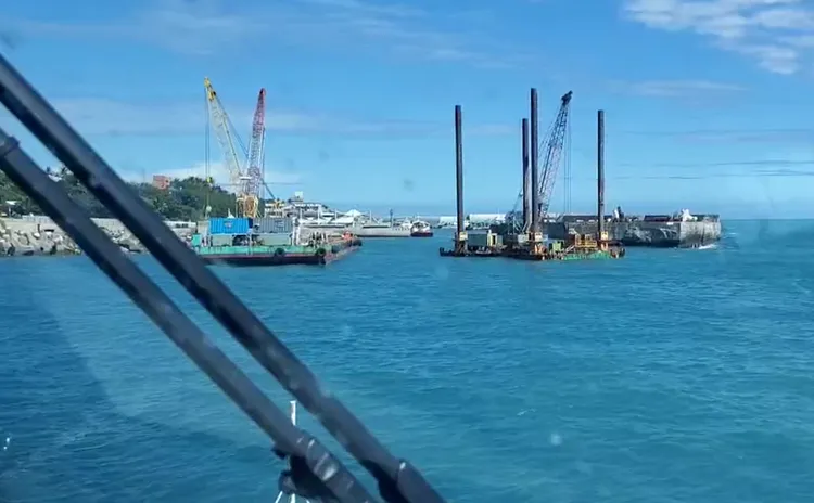 從海上駕駛艙往富岡漁港碼頭方向看去。翻攝畫面