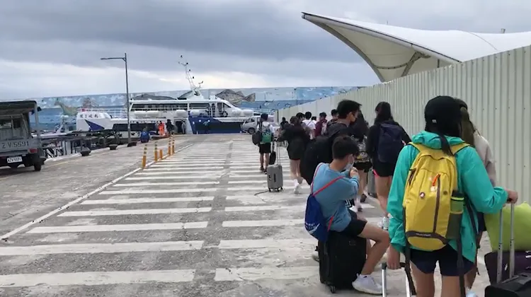 秋冬時節，綠島、蘭嶼海水不致過冷，適合浮潛或潛水活動，因此仍有民眾前往旅遊體驗。翻攝畫面