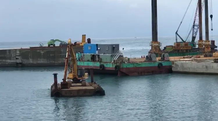 台東富岡漁港港嘴工程施作。翻攝畫面