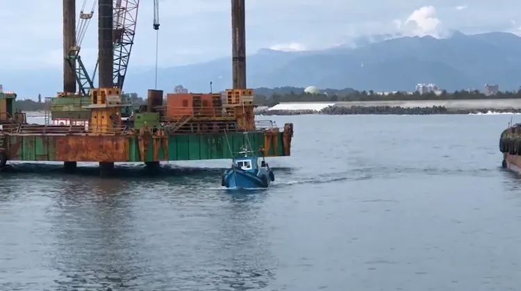 漁船進出富岡漁港港嘴處。翻攝畫面