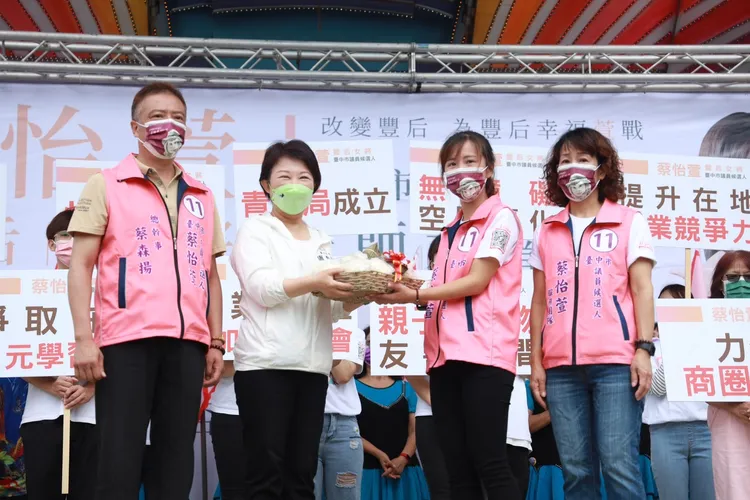 台中市長盧秀燕給人溫和有禮的好個性，讓媽媽市長好印象深植人心。盧秀燕競總提供
