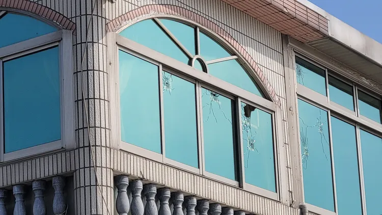 公司的的玻璃窗遭槍擊，玻璃窗破裂。資料照