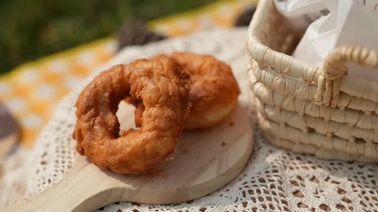 當日和草原上的愛麗絲小夥伴拍照並擺出「C」姿勢，可再兌換六甲知名「陳記菠蘿甜甜圈‎」的菠蘿甜甜圈‎1個。西拉雅風管處提供