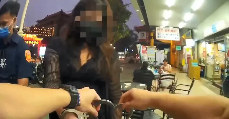 許女當場被逮捕歸案。讀者提供