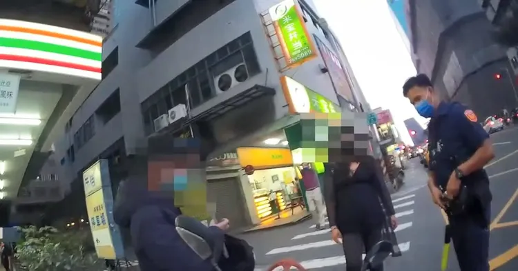 許女（中）因機車違規而遭攔查。讀者提供