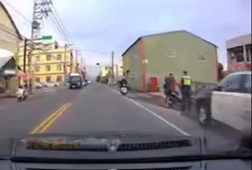 咻!前有警車還闖紅燈 下一秒騎進「收費站」接好紅單