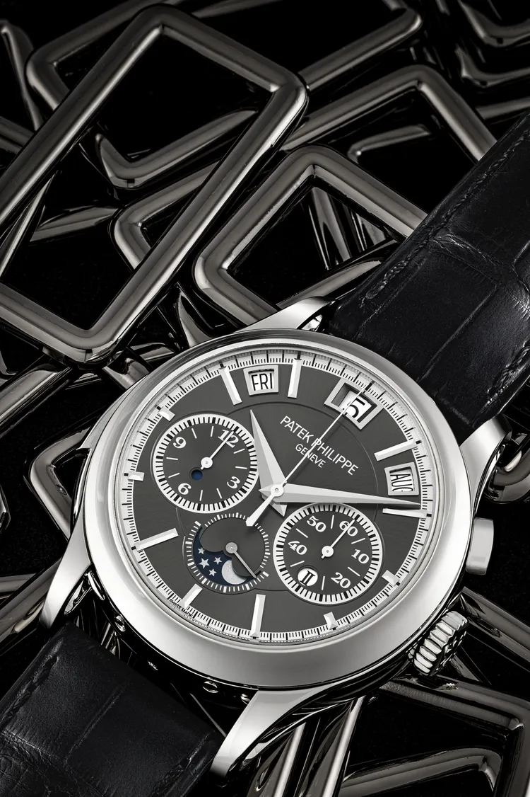 百達翡麗型號5208P-001鉑金三問單按把計時萬年曆自動上鍊腕錶，以1005萬港幣（約3980萬元台幣）的成交價，刷新此型號的世界拍賣紀錄。佳士得提供