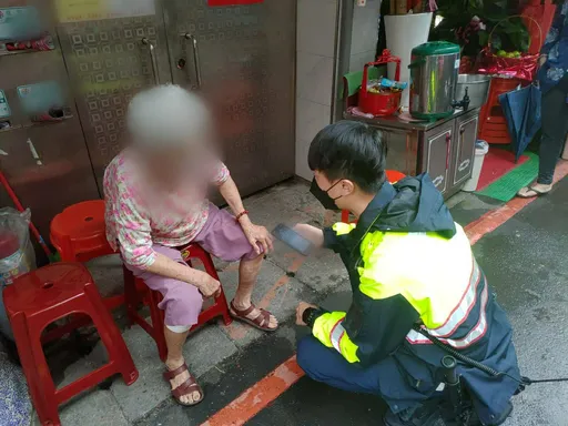 中和8旬婦受傷找不到家 暖男警接回派出所照顧