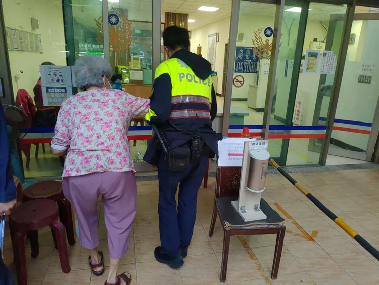 警方將迷失受傷的老婦帶回派出所照料。翻攝畫面