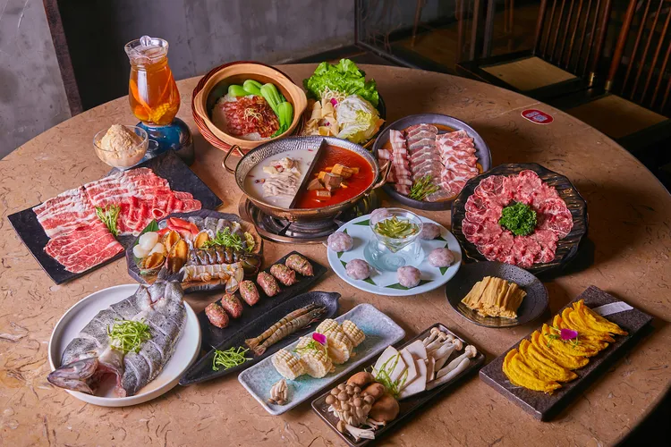 即日起-12/18預訂尾牙春酒桌席，消費滿6000元就送招牌飲品1壺及紅白酒1瓶。禁止酒駕；飲酒過量，有害健康。業者提供