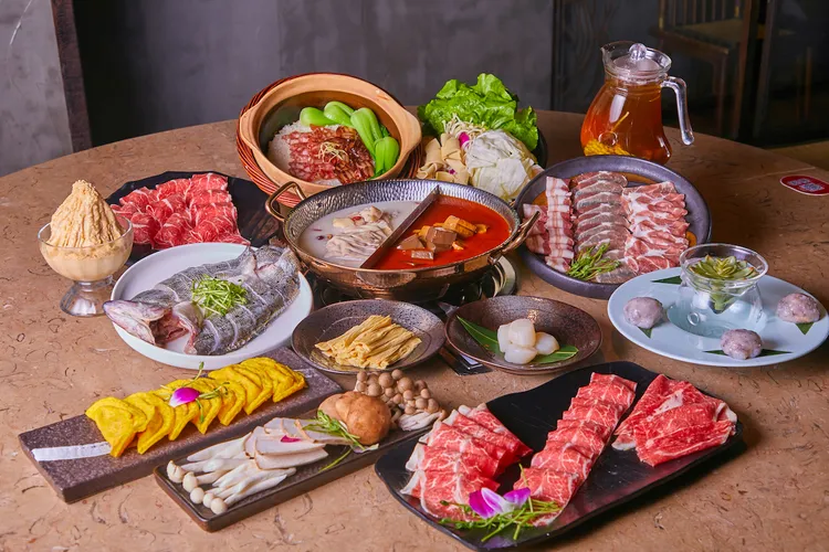 「兔飛猛進」4人套餐，原價5608元，特價4888元。業者提供