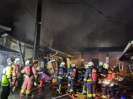 新北汐止磚造倉庫火警 豪雨中消防隊緊急救援