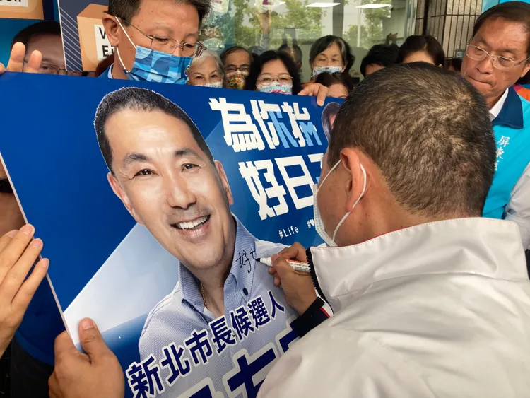 侯友宜在二人合成照上簽名。陳宏銘攝