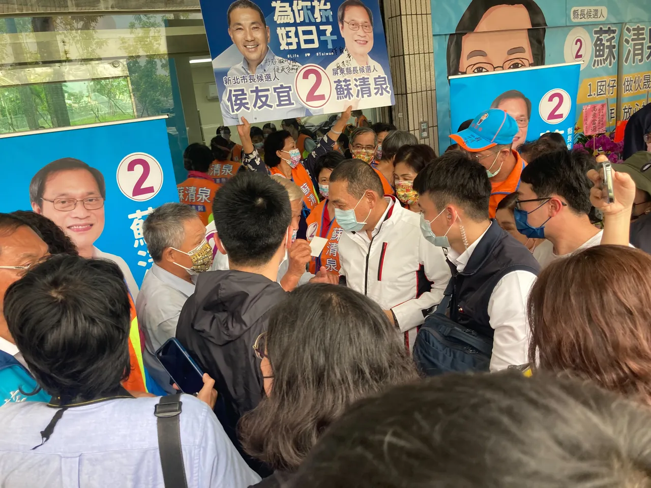 支持群眾熱心簇擁,侯與群眾寒喧。陳宏銘攝