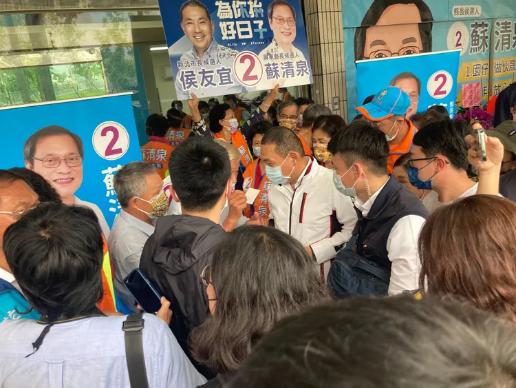 支持群眾熱心簇擁，侯與群眾寒喧。陳宏銘攝