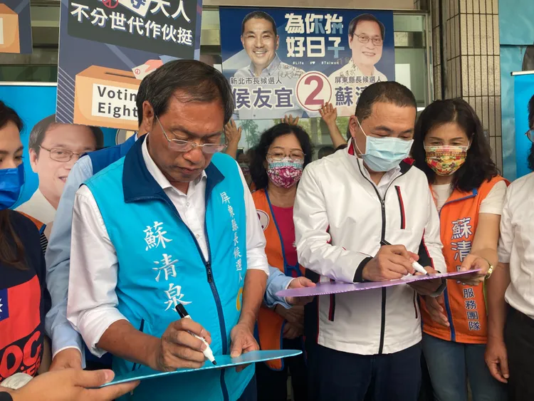 蘇清泉和侯友宜兩人簽名。陳宏銘攝