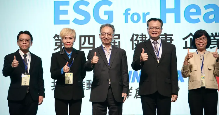 衛福部部長薛瑞元(中)出席「第四屆CHR健康企業公民頒獎典禮」。林林攝