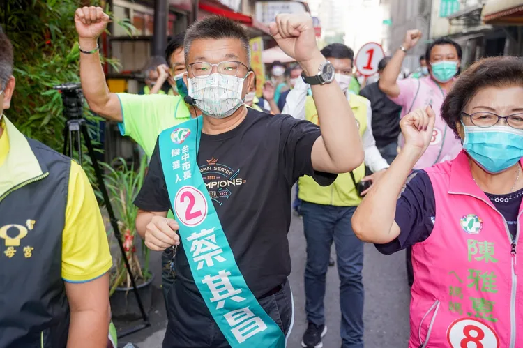 蔡其昌今天穿上台灣大賽冠軍賽紀念T跑選戰行程，感謝大家對中華職棒的熱情相挺。蔡其昌競總提供