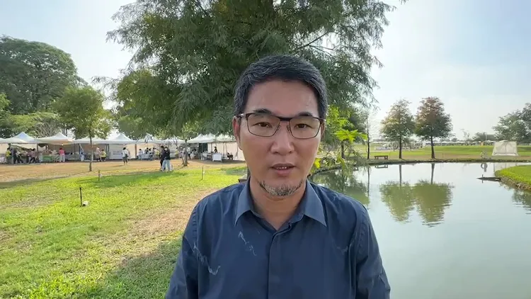 劉建國質疑張麗善稱原服務處改建「青埔二宮」合法性。魏嘉良攝