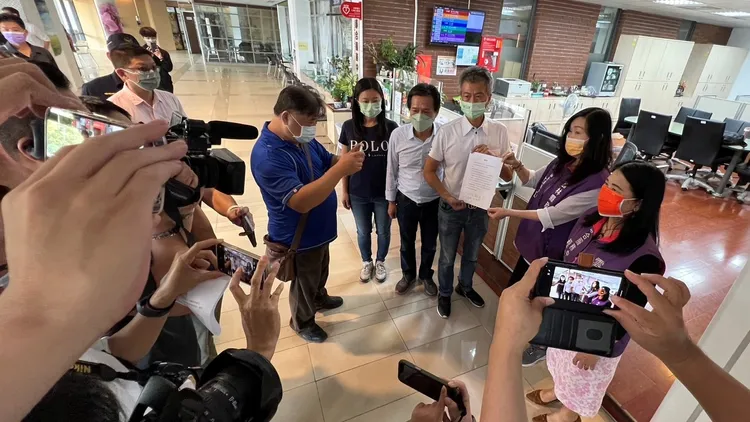 劉建國競選團隊張維崢、江文登、張庭綺向雲縣府遞交張家農地非農用檢舉函。魏嘉良攝