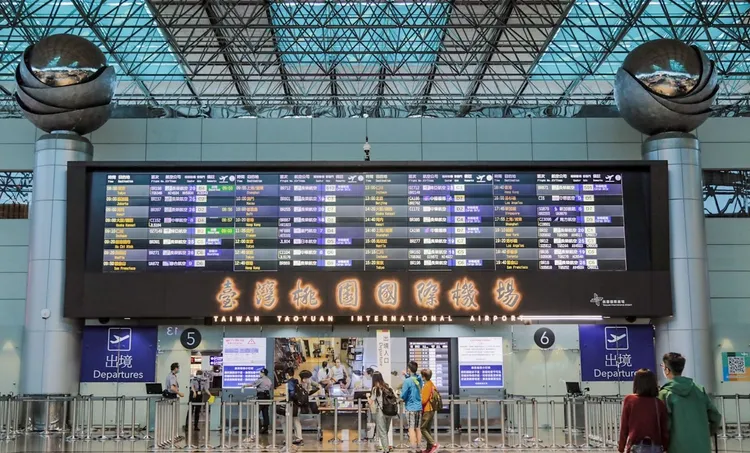 朱男持冒用親人身分申請的護照，成功騙過機場移民署人員出國。取自桃園國際機場臉書