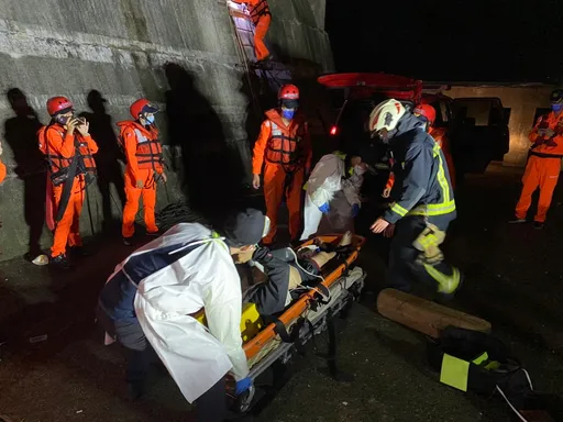 基隆外木山釣客踩空 墜落三樓高消波塊!顱骨破裂急送醫