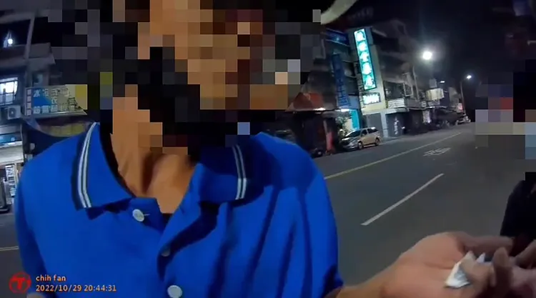 孫男從口袋掏出小包毒品，藏在手心企圖呼攏過去，但手法不純熟，還是露餡。警方提供