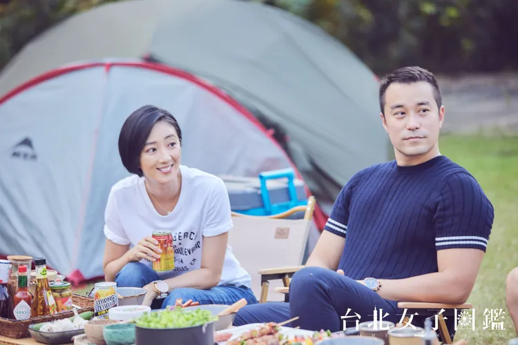 《台北女子圖鑑》劇中，張孝全與桂綸鎂演出情侶露營劇情，張孝全穿著BRUNELLO CUCINELLI經典羅紋針織衫搭配休閒褲演出。Disney+提供
