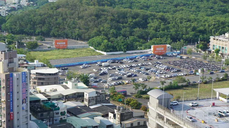 左營區出現至少7場社區戶數超過350戶造鎮，當中恆鵬「世紀莊園」單案逼近800戶，區段位於高鐵特區後站。葉家銘攝