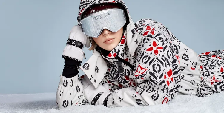 曲線型的超輕鏡框和醒目的鏡面鏡片搶眼，鏡片上的Monogram花朵細節設計也具風格。品牌提供