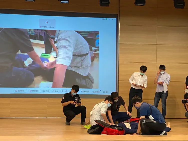 比賽時消防同仁拿出熟練的手法。新北市消防局提供