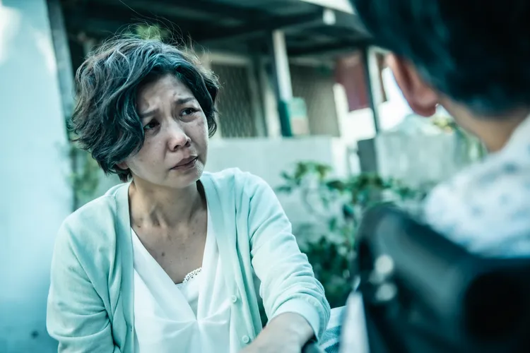 于子育扮演狼師的太太。Netflix提供