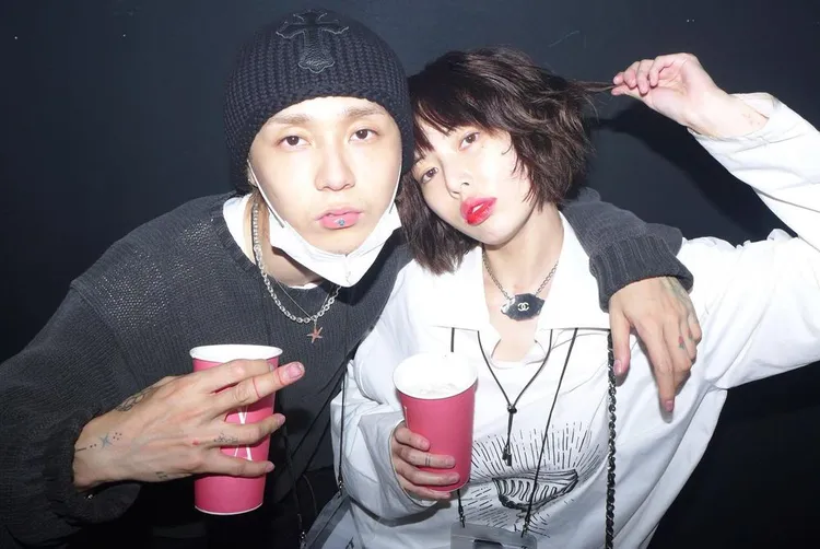 泫雅(右)和Dawn交往7年，只差結婚這一步。翻攝泫雅IG