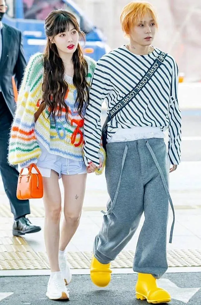 泫雅(左)和Dawn不僅打扮時尚，不論到哪都手牽手放閃。