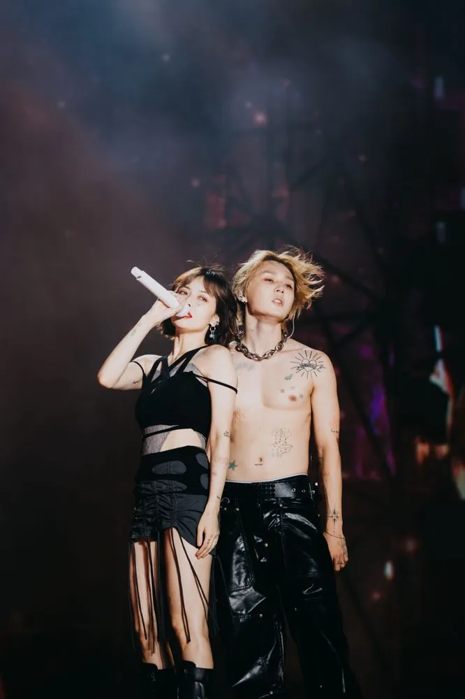 泫雅（左）上月才和DAWN在台灣貼身合唱。太空港音樂嘉年華提供