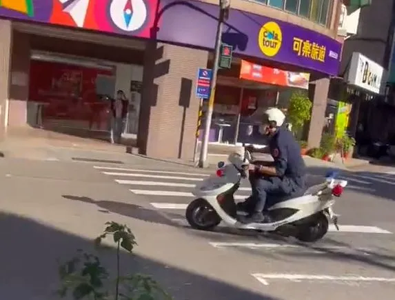 警方追趕違規騎士，網友一片叫好。翻攝自臉書「爆廢公社公開版」