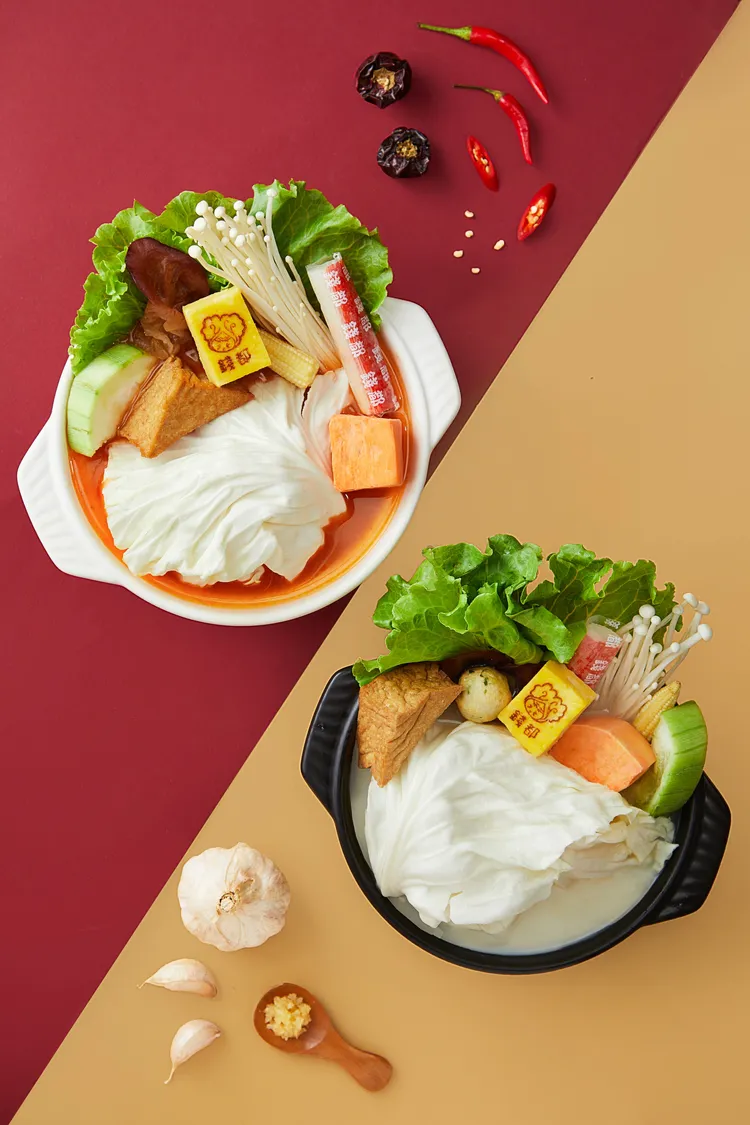 兩種湯頭，一紅一白、一辣一不辣，都是香醇濃郁的好滋味。業者提供