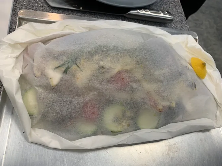 用烘焙紙包覆午仔魚與蔬菜等食材後送進烤箱220度考25分鐘。曾雪蒨攝