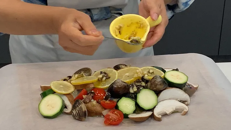 切魚切菜完成擺盤後淋上太平酒莊的荔枝白酒提味。曾雪蒨攝